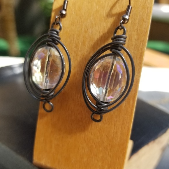 Weaved black crystal earrings - Picture 2 of 4
